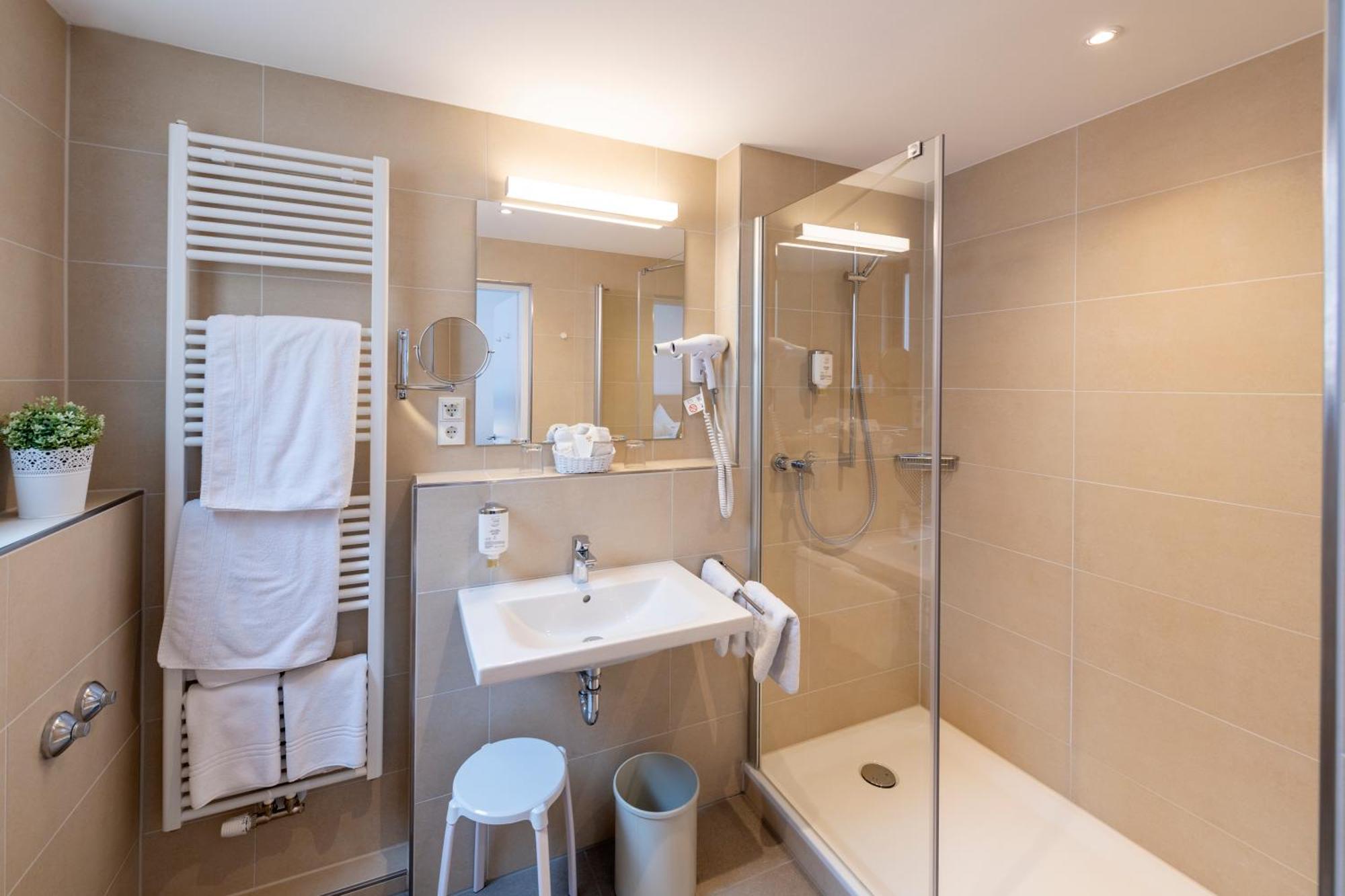 Hotel Adler Post Швецинген Екстериор снимка
